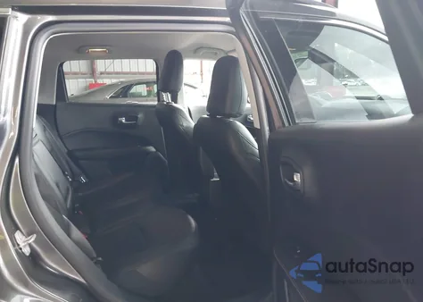 2019 Jeep Compass Latitude 4X4 z USA, uszkodzony, nr VIN 3C4NJDBBXKT733963